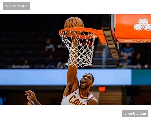 特写：汤普森替补出场单节命中5记三分，下场时接受勇士主场全场欢呼